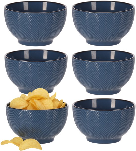 Six bols en céramique bleus à motif chevrons. Un bol rempli de chips.