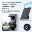 Zwarte Protectly beveiligingscamera bevestigd aan een paal met een 3W zonnepaneel. 365 dagen batterijduur.