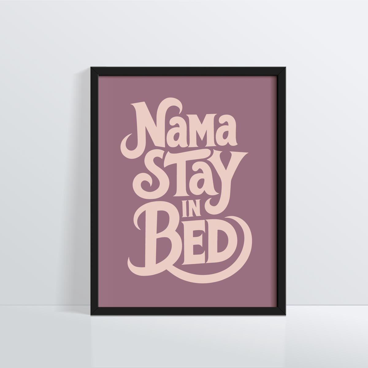 Yoga Poster “Namastay in Bed” 21x30 cm Small - Yoga Humor Wanddecoratie - Selfcare poster Perfect voor Ontspanning en Zelfzorg