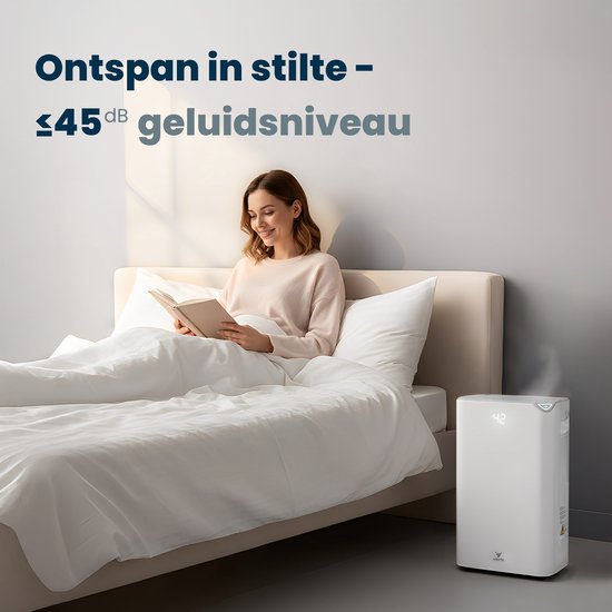 Vrouw leest boek in bed, naast een witte luchtdroger met display. Tekst: Ontspan in stilte - ≤45 dB geluidsniveau.