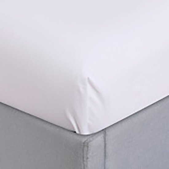 Drap-housse blanc sur un lit gris.
