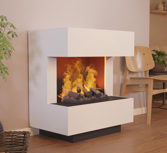 Moderne witte sfeerhaard met realistische 3D vlammen en houtdecoratie, staand op houten vloer.