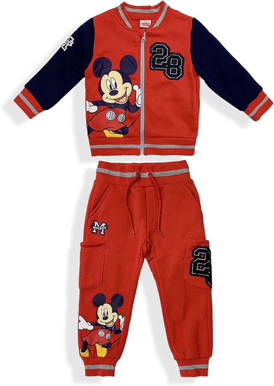 Rood joggingpak met Mickey Mouse print op jasje en broek. Marineblauwe mouwen en grijze strepen. '28' op jasje en broek.