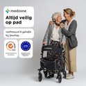 Twee vrouwen, een oudere en een jongere, lachen samen met een Medzone rollator.