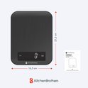 Balance de cuisine KitchenBrothers noire avec écran numérique, dimensions 16,5 cm et 21,5 cm.