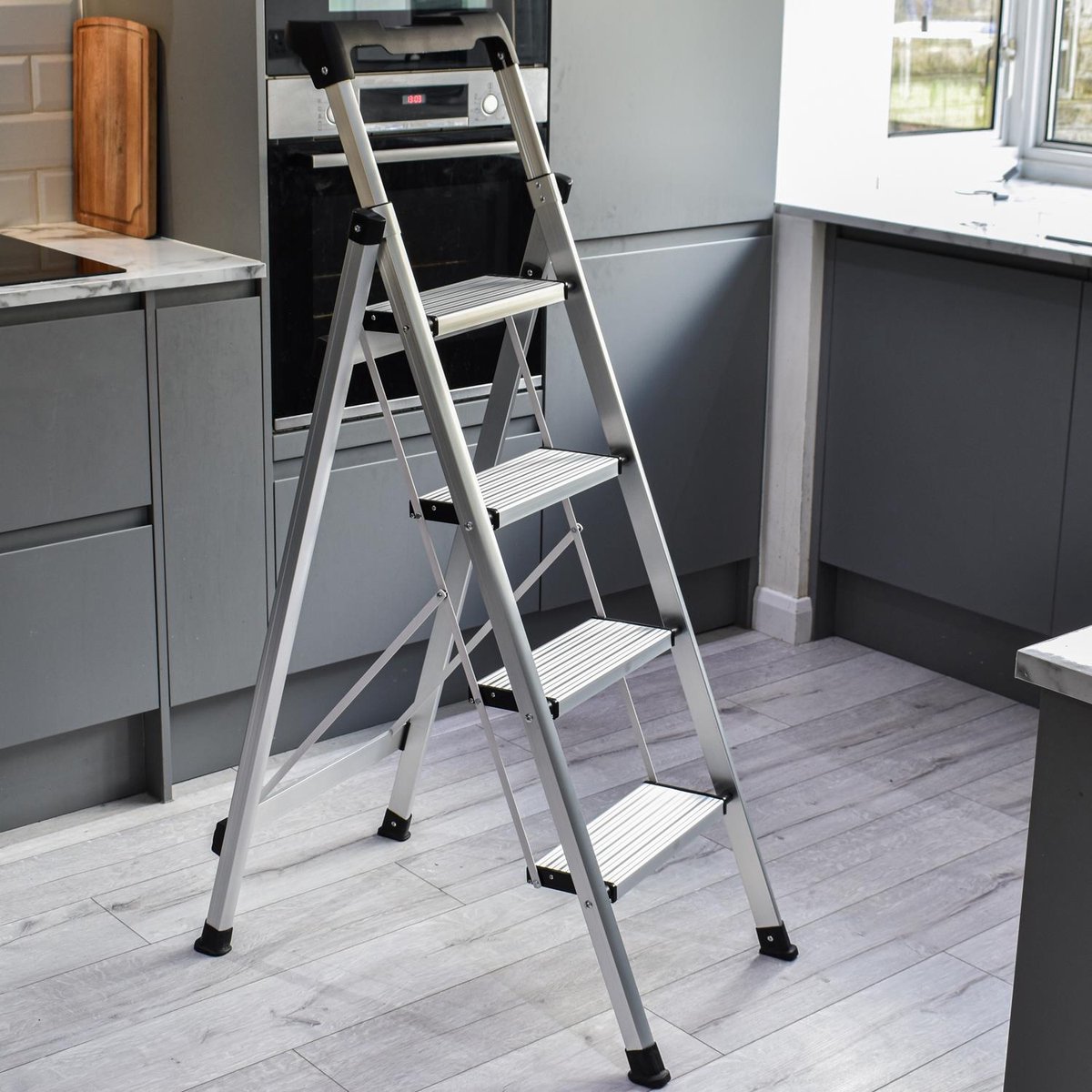 Home Master® Compacte Opstapladder – 4 Treden – Lichtgewicht Aluminium – Opvouwbaar voor Gemakkelijke Opslag – 100 kg Draagvermogen