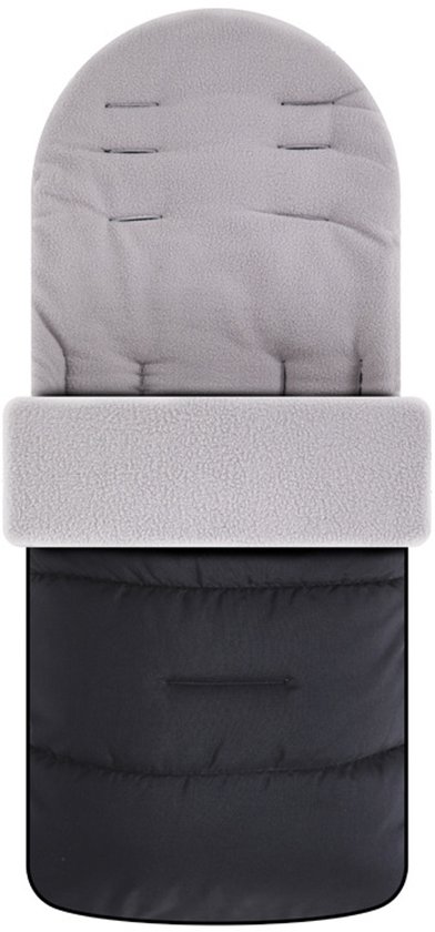 Grijze en zwarte kinderwagen voetenzak met een zachte fleece kraag, op een witte achtergrond.