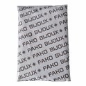 Een wit papieren zakje met het patroon 'FAKO BIJOUX' in bruine letters en klaverblaadjes.