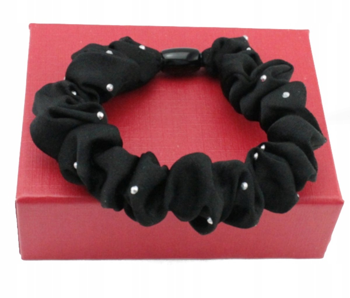 Zwarte satijnen scrunchie met zilveren kristallen