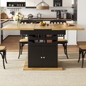 Eettafel in een keukenopstelling met houten blad, zwart opbergmeubel en zwarte stoelen.