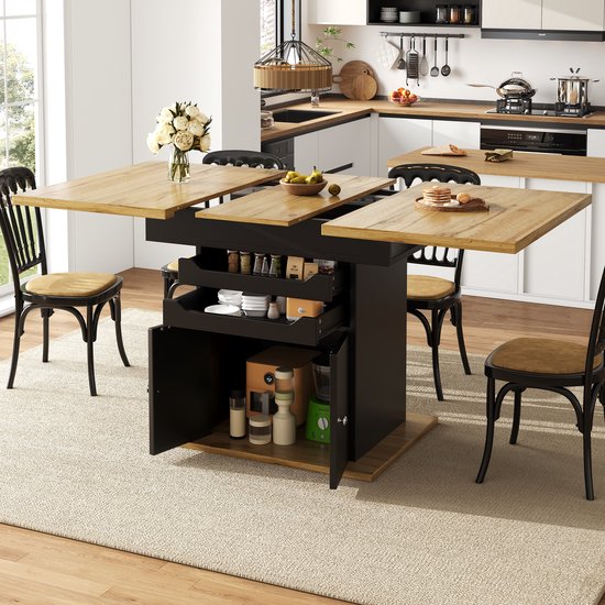 Grote uitschuifbare eettafel met houten blad, zwart opbergmeubel, lades en deuren.