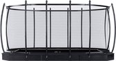 Ovale trampoline met zwart frame, veiligheidsnet en een donker veerkleed.