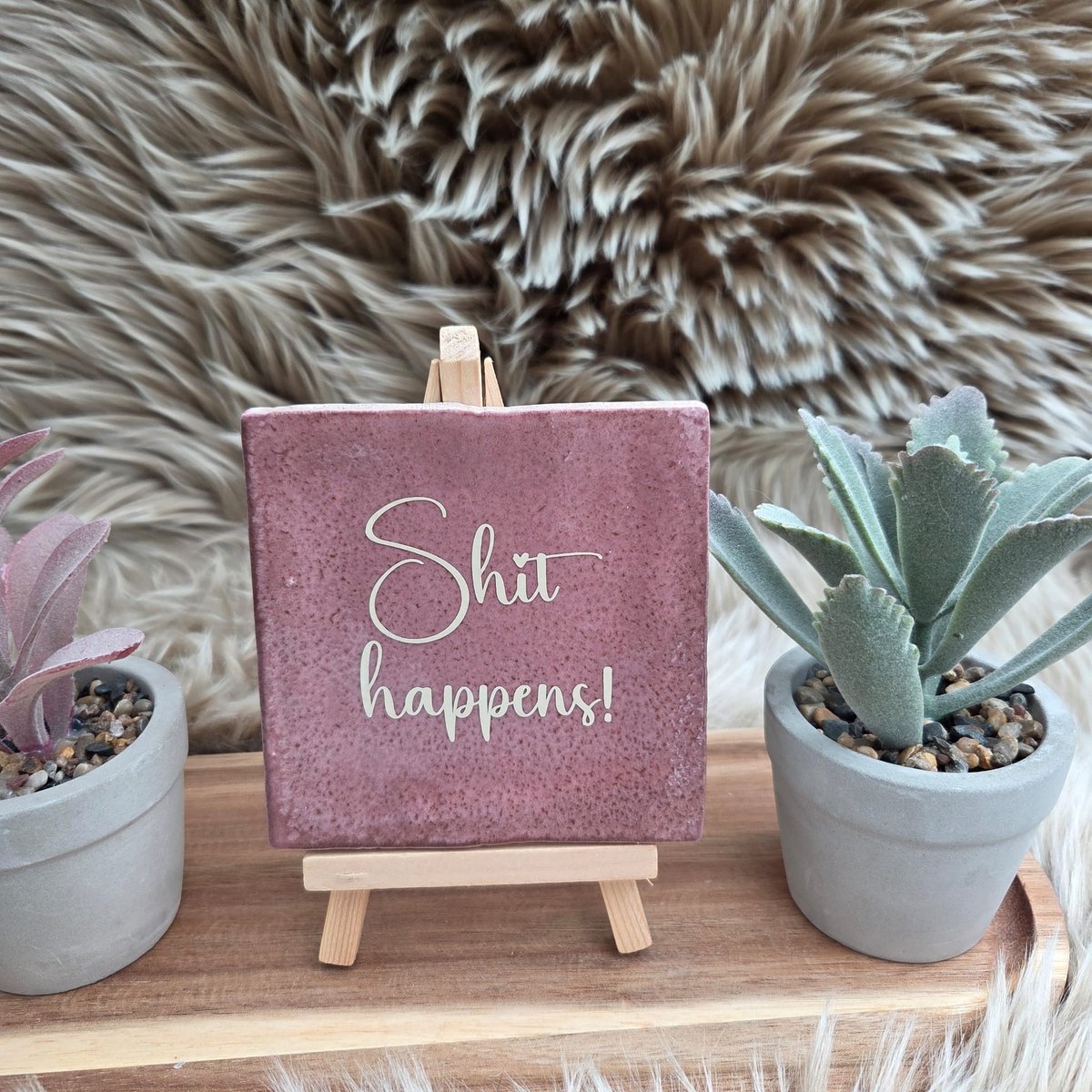 CreaCraft Robuust wenstegeltje “Shit happens!” – grappig decoratief tegeltje – Stijlvolle Woondecoratie met Boodschap – Trendy nu – Cadeau – Verjaardag of zomaar – 10x10 – Decoratief Tegeltje met Standaard – Cadeau Idee Oud roze/Beige