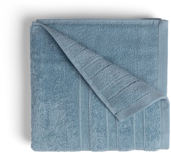 Serviette bleu clair, pliée avec une texture côtelée visible.