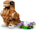 Un oiseau LEGO marron avec un œuf et des fleurs violettes.