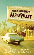 Couverture du livre 'Alphapussy' par Gina Gershon. Une voiture classique passe devant un cinéma.