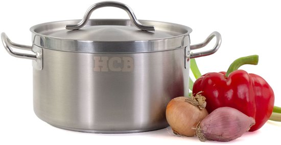 Zilverkleurige HCB kookpan met deksel, naast rode paprika, ui en sjalot.