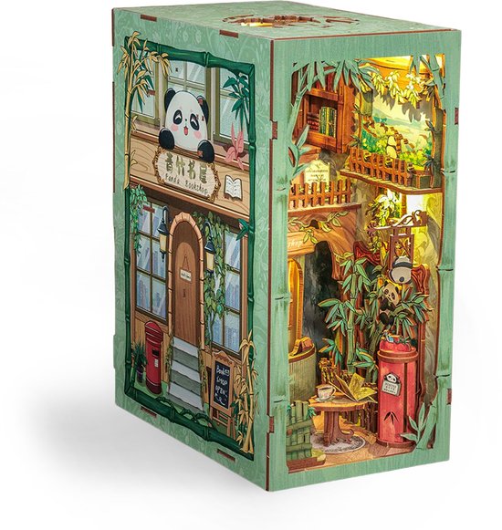 Houten boekenhoekje in de vorm van een panda boekwinkel, gedetailleerd met bamboe, panda's en verlichting.