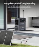 Grijze AFERIY powerstation gestapeld met een batterij, aangesloten op zonnepanelen en het elektriciteitsnet.