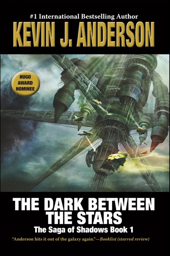 Boekomslag met de titel 'The Dark Between the Stars'. Een futuristische, donkere ruimteschijf met schepen in de ruimte.