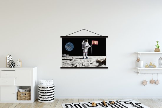 Posterhanger incl. Poster 120x80 cm - Schoolplaat - Astronaut - Maan - Vlag - Textielposter - Zwarte latten