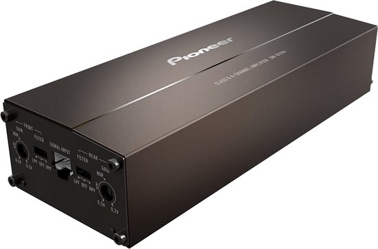Pioneer GM-DX104 autoversterker. Zwart metalen behuizing met aan de voorkant aansluitingen voor "Front" en "Rear", "Signal Input" en "Gain" instellingen.