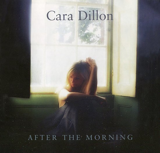 Albumhoes: Cara Dillon, met Cara Dillon bij een raam, titel 'After The Morning'.