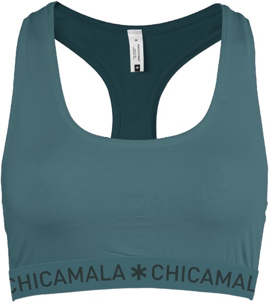 Blauwe racerback sportbeha met donkergroene binnenkant en CHICAMALA logo op de band.