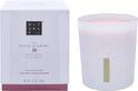 Witte verpakking en roze geurkaars van The Ritual of Sakura.