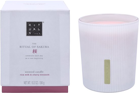 Witte verpakking en roze geurkaars van The Ritual of Sakura.