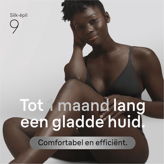 Vrouw met donkere huid zit in een comfortabele houding. Tekst: "Tot 1 maand lang een gladde huid. Comfortabel en efficiënt."