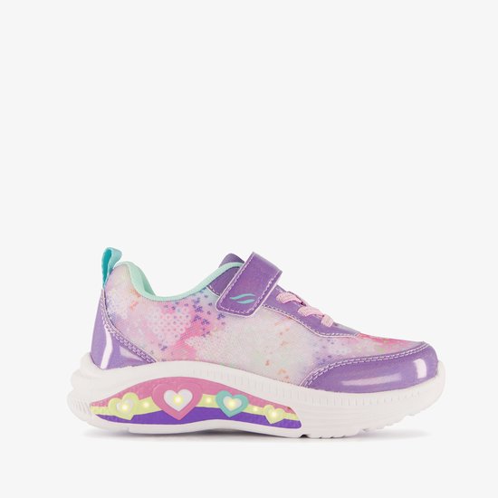 Linkerkant van paarse sneaker met print, hartjes met lichtjes en klittenband.