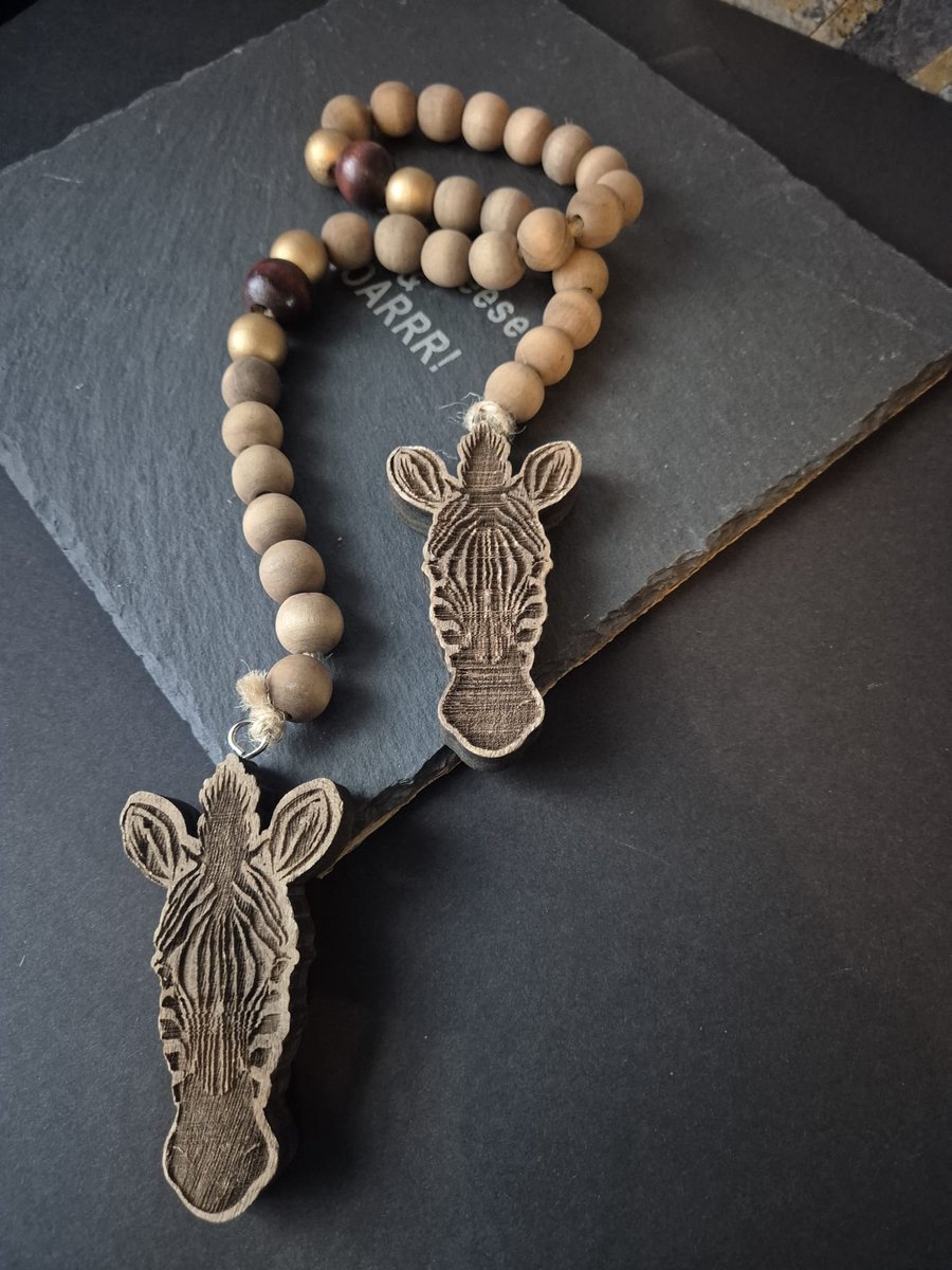 Eviva Home Deco Tafelketting 'Zebra Wood' - Houten Kralenketting met Zebra Hangers - Naturel & Goud - Jungle Decoratie