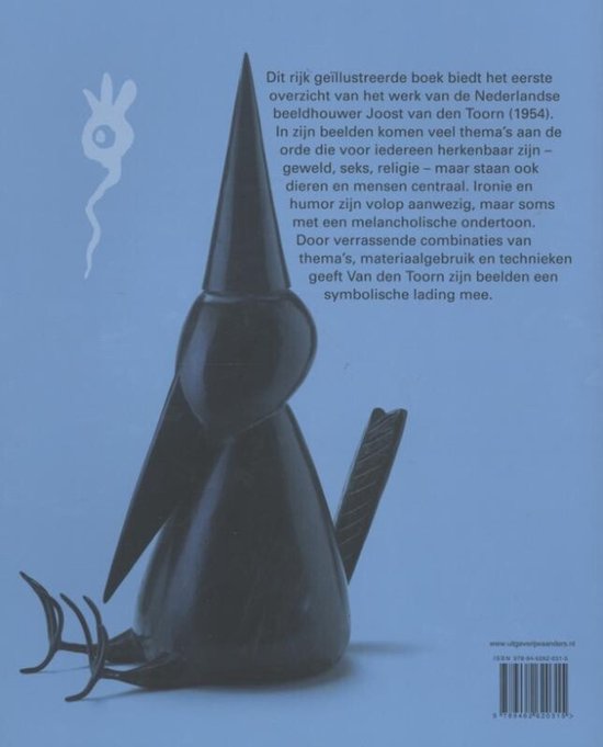 Donker silhouet van een vogel-achtig figuur met stekelige poten en een puntige hoed. Tekst over het werk van Joost van den Toorn.