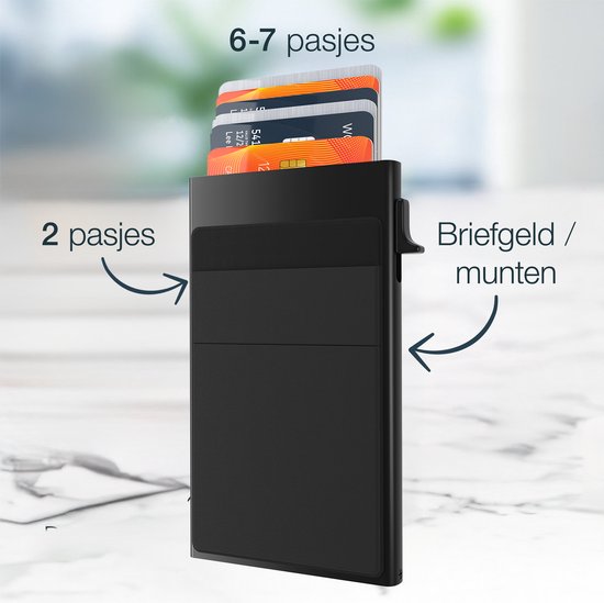 Zwarte pasjeshouder met 6-7 pasjes bovenaan en 2 pasjes aan de zijkant. 'Briefgeld / munten' is aangegeven.