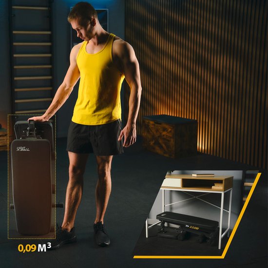 Man in geel shirt en zwart short staat naast een opgevouwen zwarte fitnessbank.