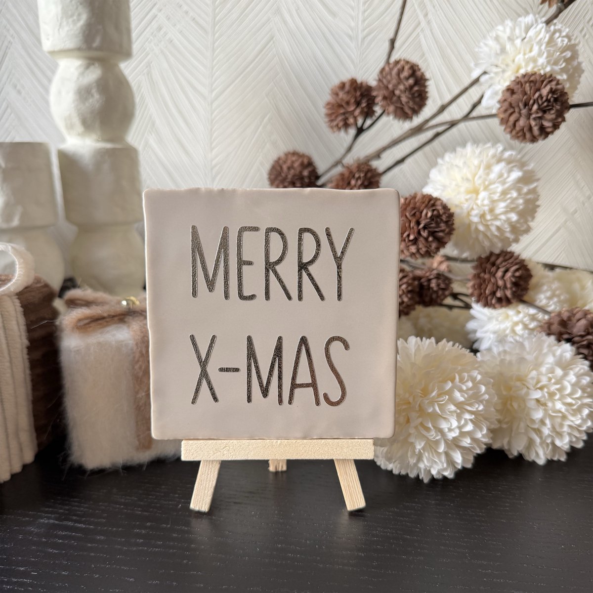 Hartjespost | Tegeltje Merry x-mas beige, goud | schoencadeautjes sinterklaas | tegeltjes met tekst | spreuktegel | tegeltjeswijsheden | Christmas | Xmas | kerstmis | decoratie kerst | 10x10