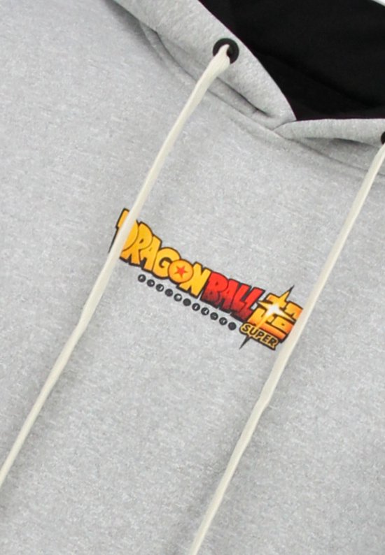 Close-up van het Dragon Ball Super logo op een grijze hoodie.