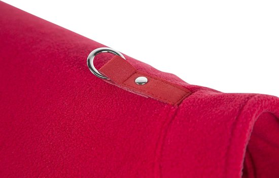 Close-up van een rode fleece hondentrui met een D-ring leibandbevestiging.