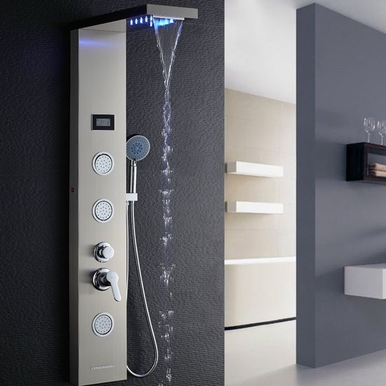 Douchepaneel van geborsteld metaal met led-verlichting, digitale display en handdouche. Water stroomt uit de douchekop als een waterval.