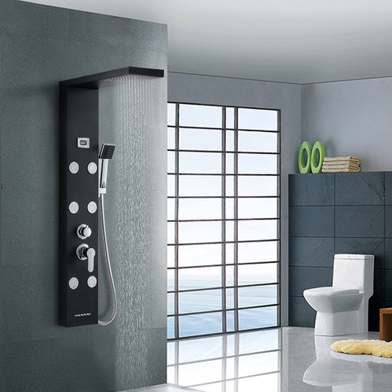 Zwart douchepaneel in een moderne badkamer met grote ramen.
