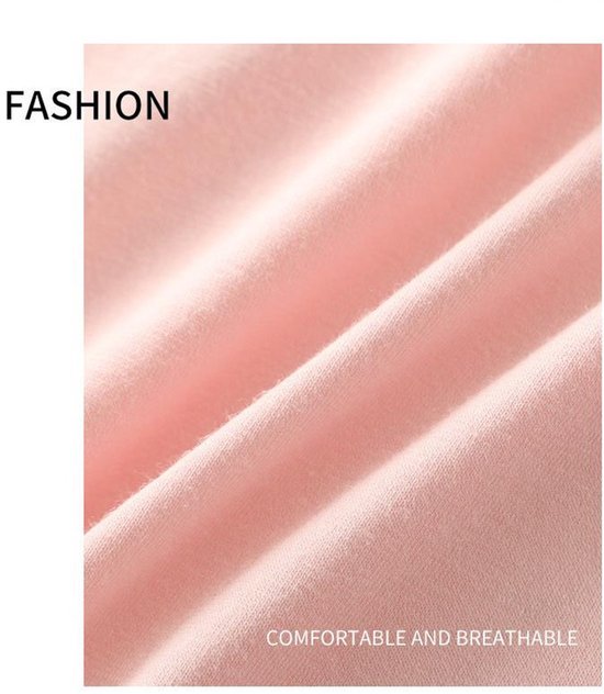 Close-up van de zachte, roze stof van een onderbroek. Tekst: FASHION, COMFORTABLE AND BREATHABLE.