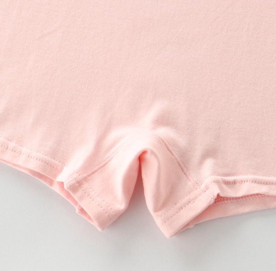 Gedetailleerde close-up van de naden en het kruis van een effen roze katoenen boxershort.