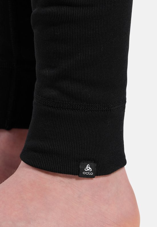 Detail van de zoom van een zwarte thermobroek met Odlo logo.
