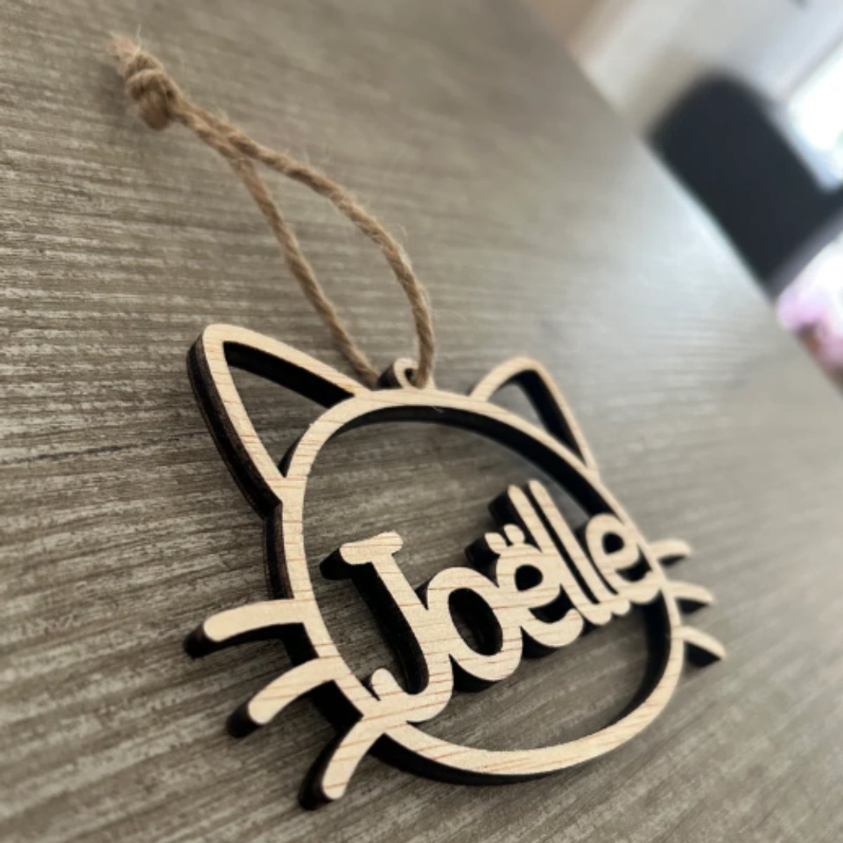 Kattenkop met Naam - Mail de kattennaam na het plaatsen van uw bestelling naar info @jmwoods.nl - Ornament - Hout - 11 cm breed -