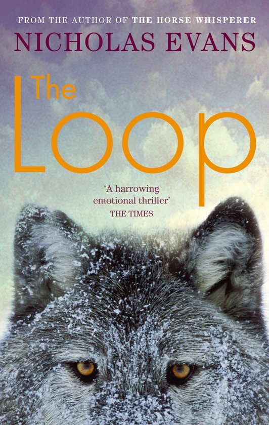 Boek The Loop van Nicholas Evans. Een wolf met gele ogen kijkt aan onder een besneeuwde lucht. De titel 'The Loop' in oranje letters.