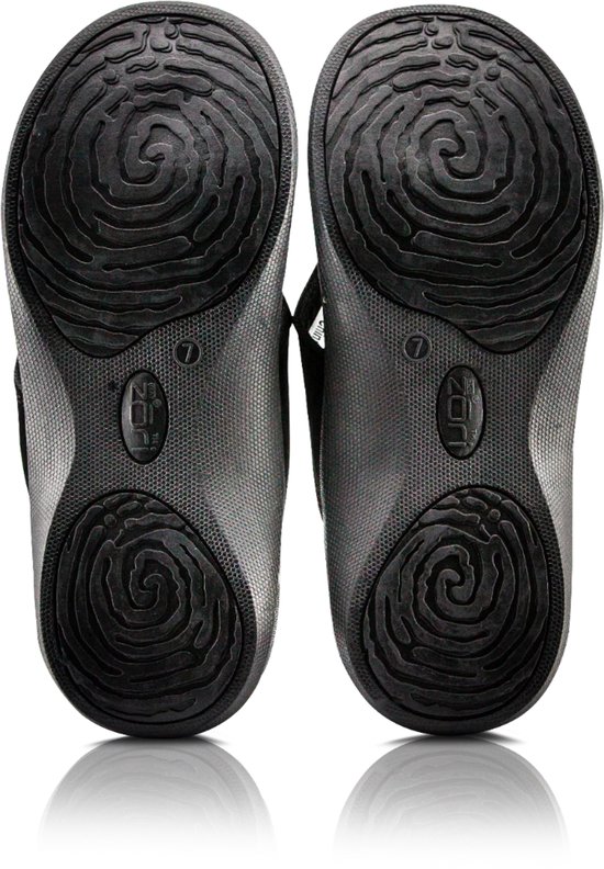 Zolen van zwarte Zori slippers met een spiraalpatroon en het Zori logo, op zwarte achtergrond.