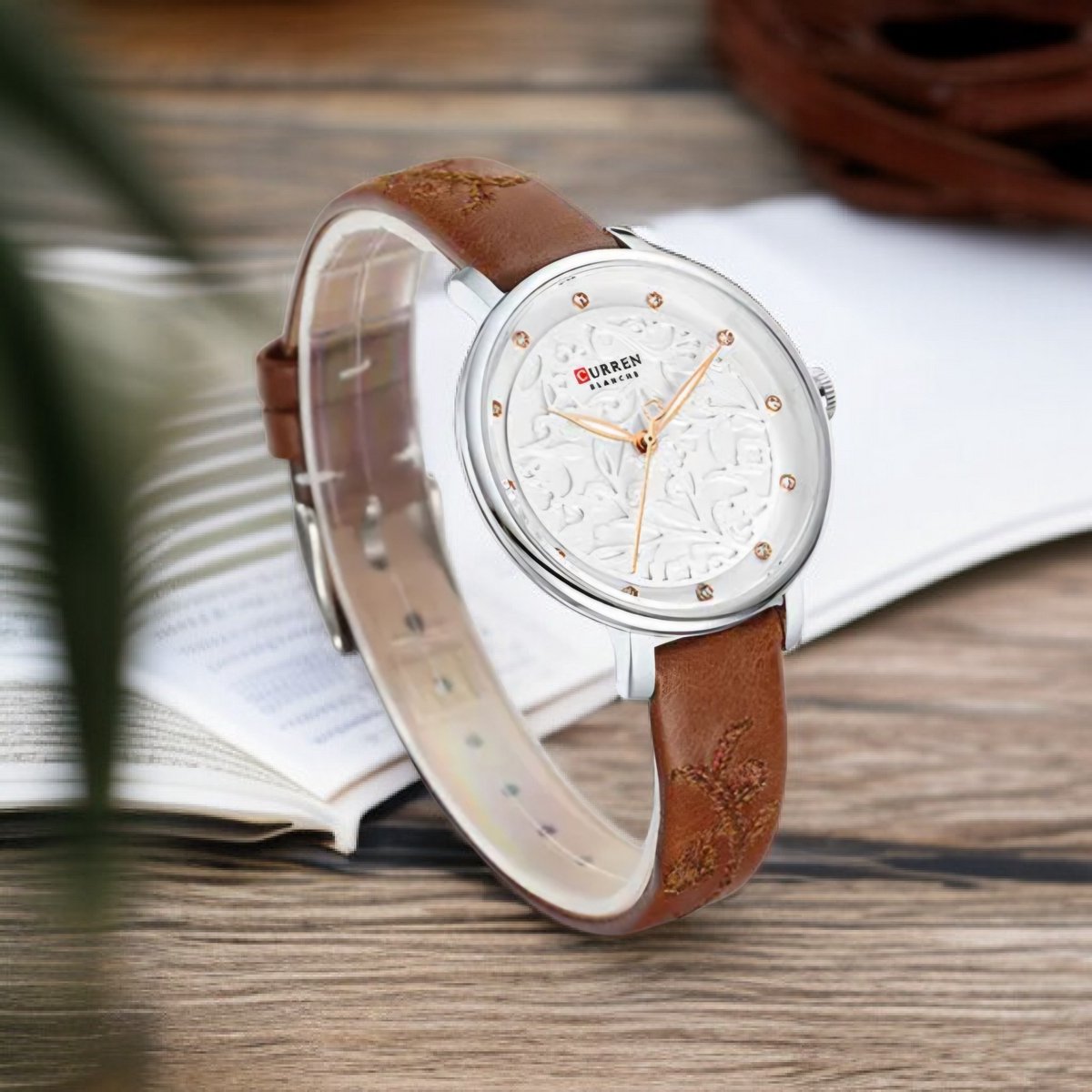 CURREN Bruin Leer Band - Dameshorloge met Bloemmotief en Kristalaccenten