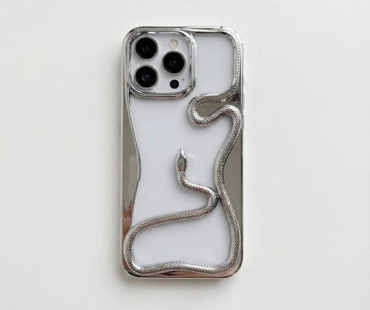 Zilverkleurig transparant telefoon hoesje geschikt voor iPhone 14 Pro – backcover met 3D slang detail, zacht TPU softcase met verhoogde rand en elektroplating afwerking