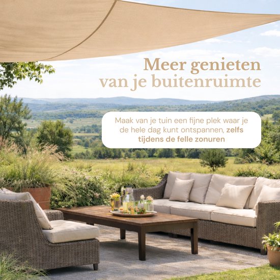 Beige schaduwdoek hangt over een tuinmeubelset met loungebanken en tafel, met bergen op achtergrond.